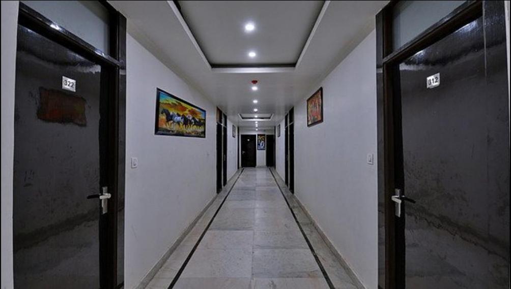 Hotel Vegas Corporate Suites 노이다 외부 사진