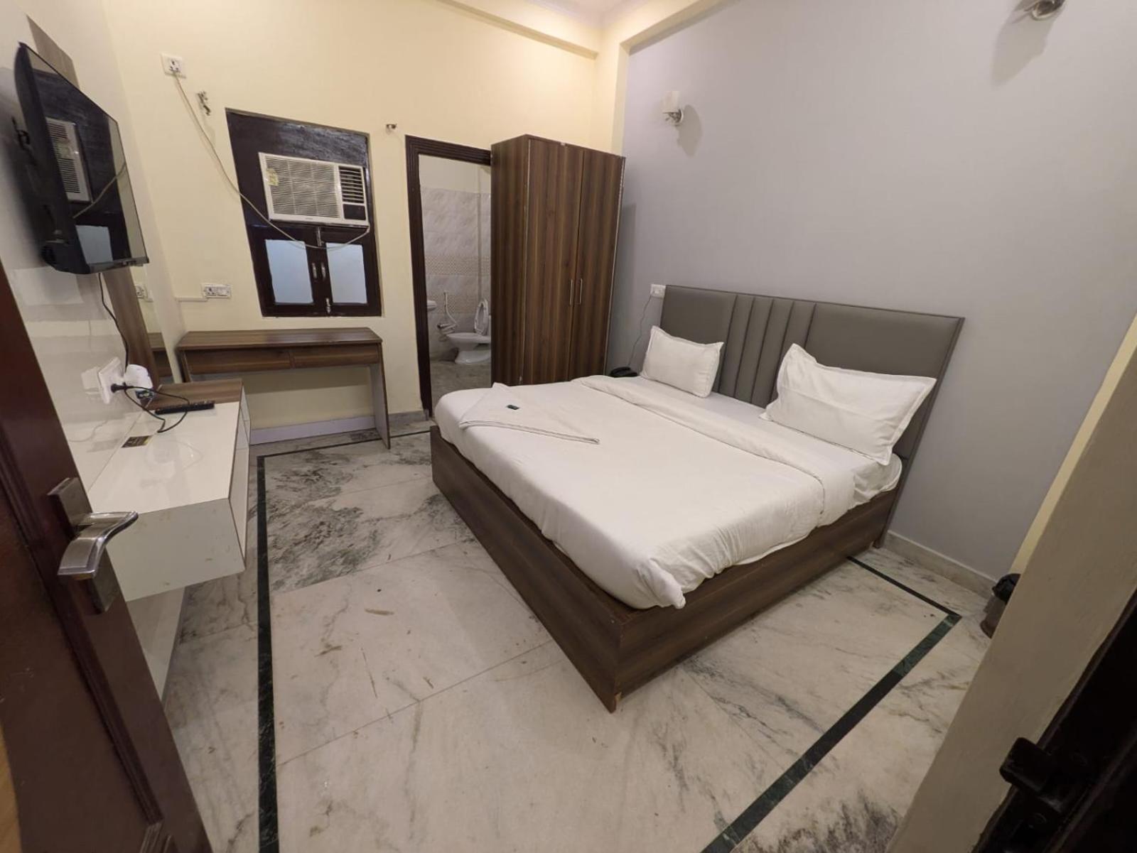 Hotel Vegas Corporate Suites 노이다 외부 사진