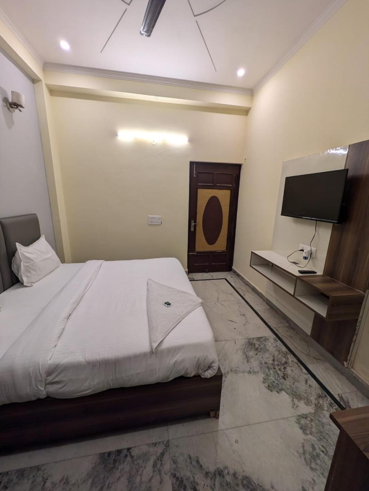 Hotel Vegas Corporate Suites 노이다 외부 사진